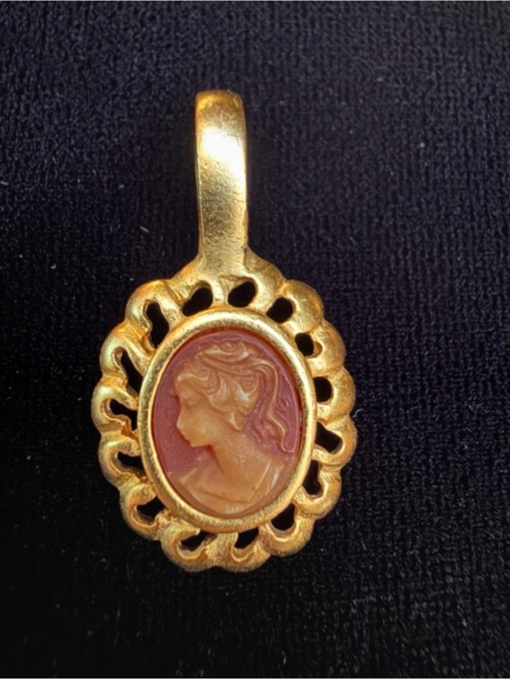 Gold tone cameo pendant